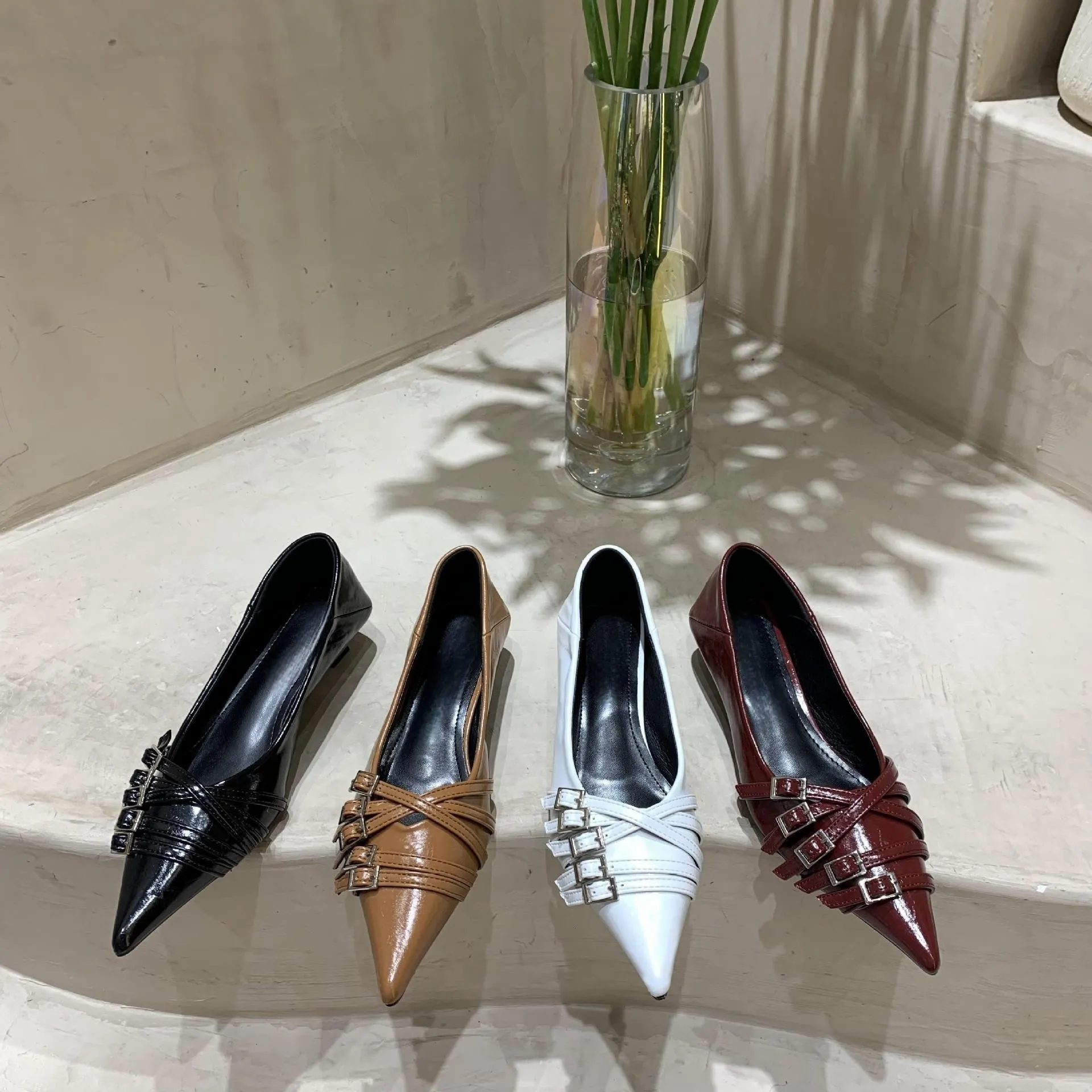 Womens Pointed Toe Patent Leather Flat Shoes With Multi Buckle Strap Design For Formal And Daily Occasions_voghion.com