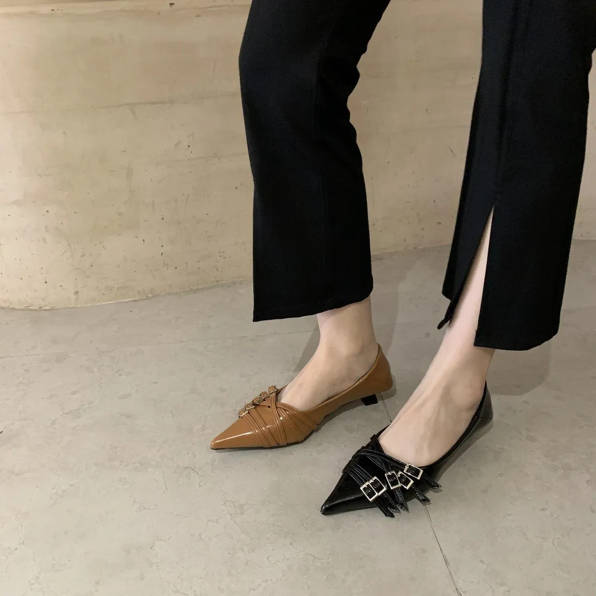 Women's Pointed Toe Patent Leather Flat Sandals With Multi Buckles_voghion.com