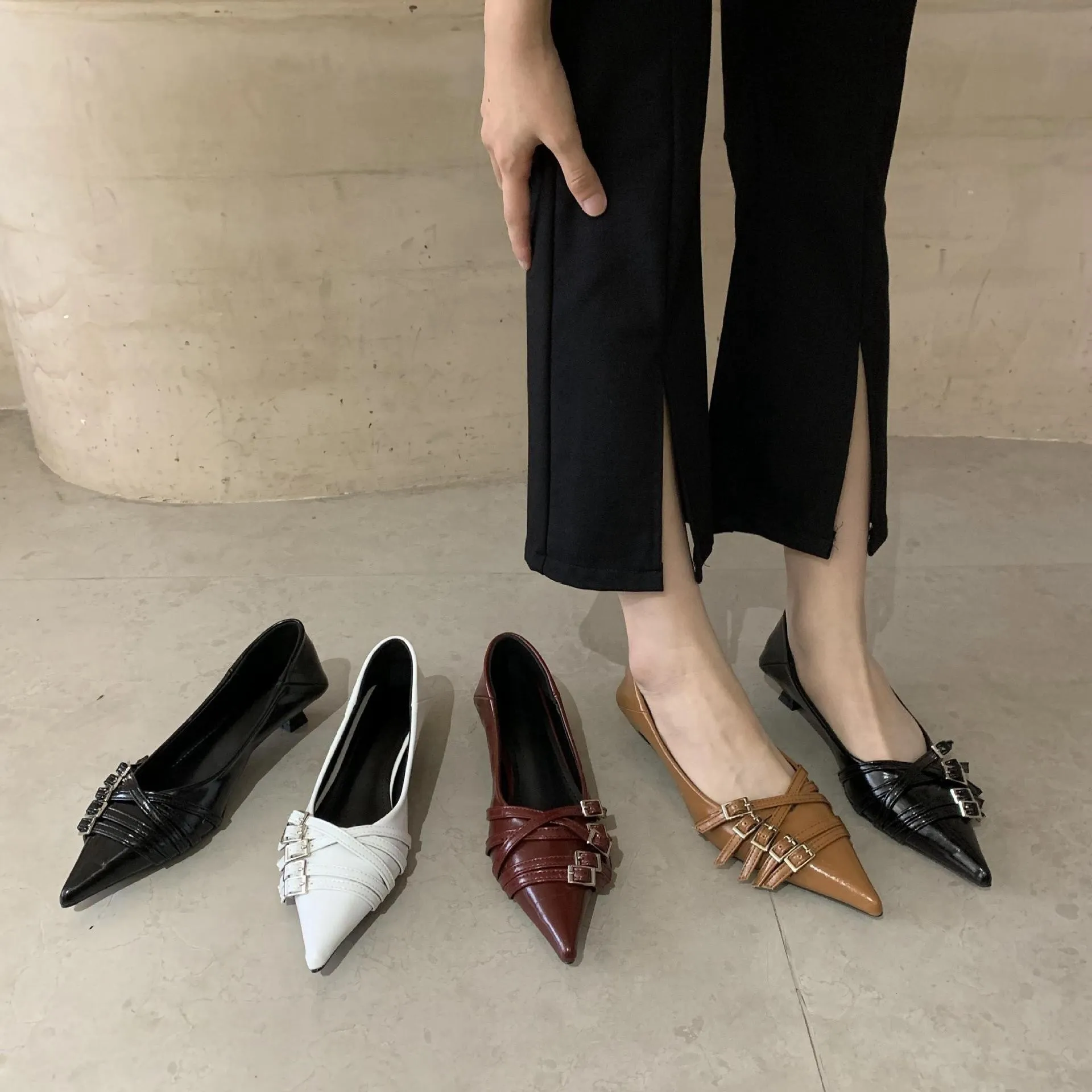 Womens Pointed Toe Patent Leather Flat Shoes With Multi Buckle Strap Design For Formal And Daily Occasions_voghion.com
