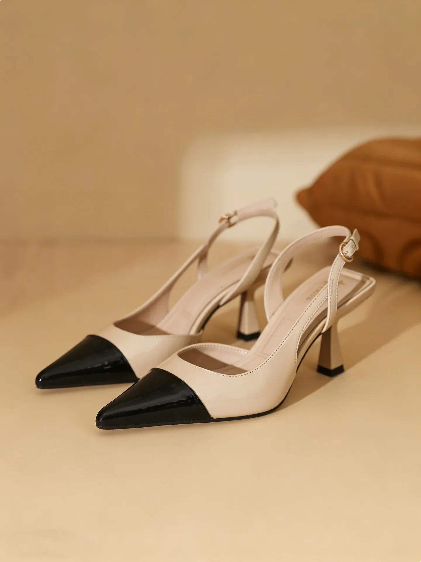 Décolleté slingback classiche con tacco e punta sfilata donna_voghion.com