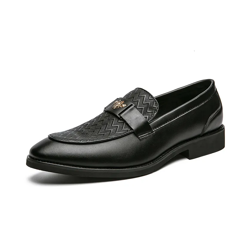 Mocassini da uomo in pelle, modello classico slip-on con morbida soletta imbottita, ideali per gli spostamenti quotidiani e per outfit casual-eleganti._voghion.com