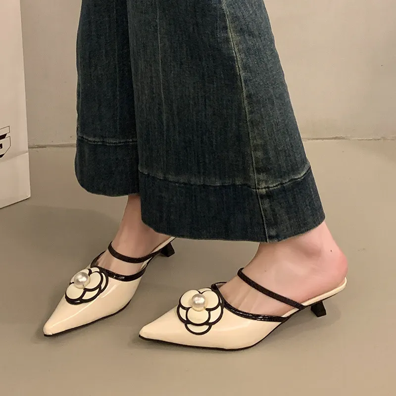 Mules da donna alla moda con accenti di perle, design a punta con tacco basso, soletta imbottita morbida per il tragitto quotidiano e per un look elegante._voghion.com