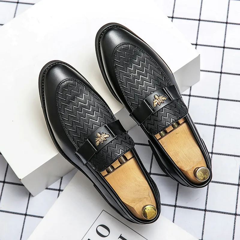 Mocassini da uomo in pelle, modello classico slip-on con morbida soletta imbottita, ideali per gli spostamenti quotidiani e per outfit casual-eleganti._voghion.com