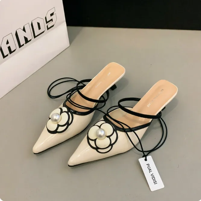 Mules da donna alla moda con accenti di perle, design a punta con tacco basso, soletta imbottita morbida per il tragitto quotidiano e per un look elegante._voghion.com