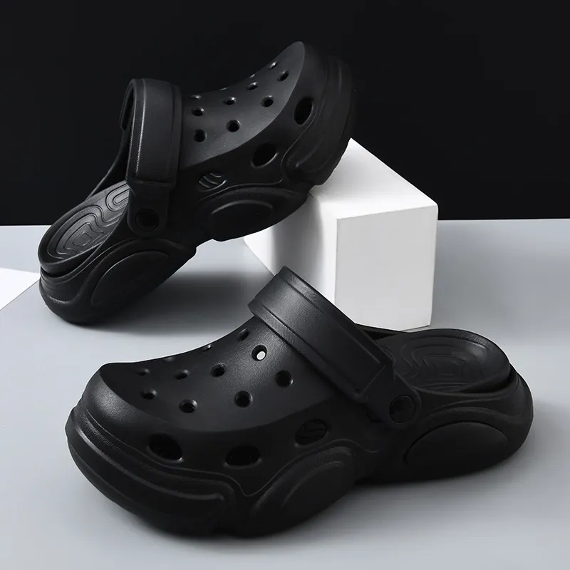 Zoccoli unisex con plateau, design classico traforato e soletta imbottita morbida, ideali per l'uso quotidiano e le uscite casual._voghion.com