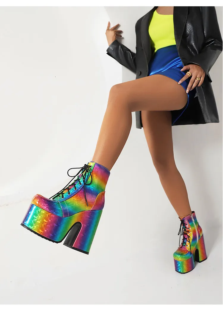 Botas de plataforma holográficas arco-íris com salto bloco_voghion.com