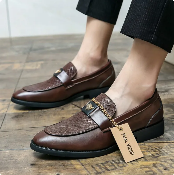 Mocassini da uomo in pelle, modello classico slip-on con morbida soletta imbottita, ideali per gli spostamenti quotidiani e per outfit casual-eleganti._voghion.com