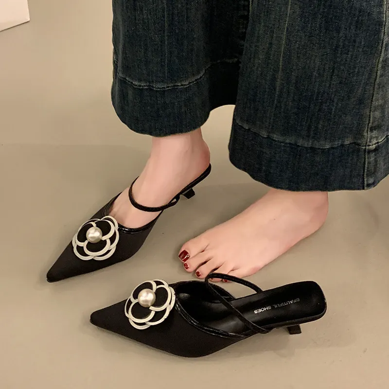 Mules da donna alla moda con accenti di perle, design a punta con tacco basso, soletta imbottita morbida per il tragitto quotidiano e per un look elegante._voghion.com