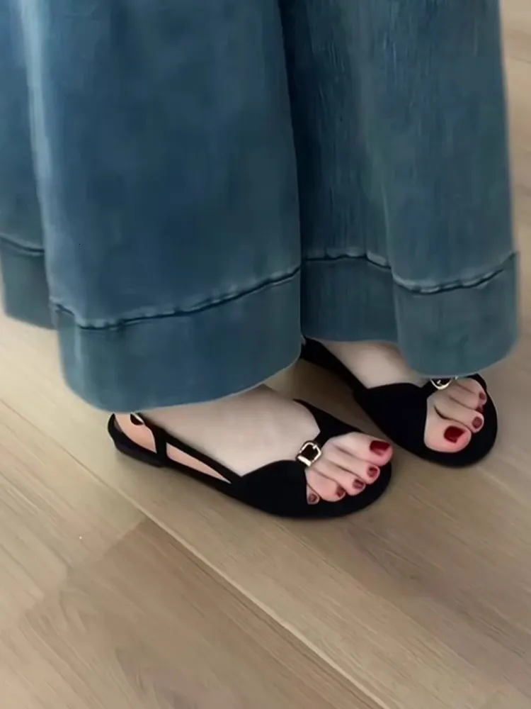 Women's Flat Sandals With Metal Buckle And Slingback Strap_voghion.com