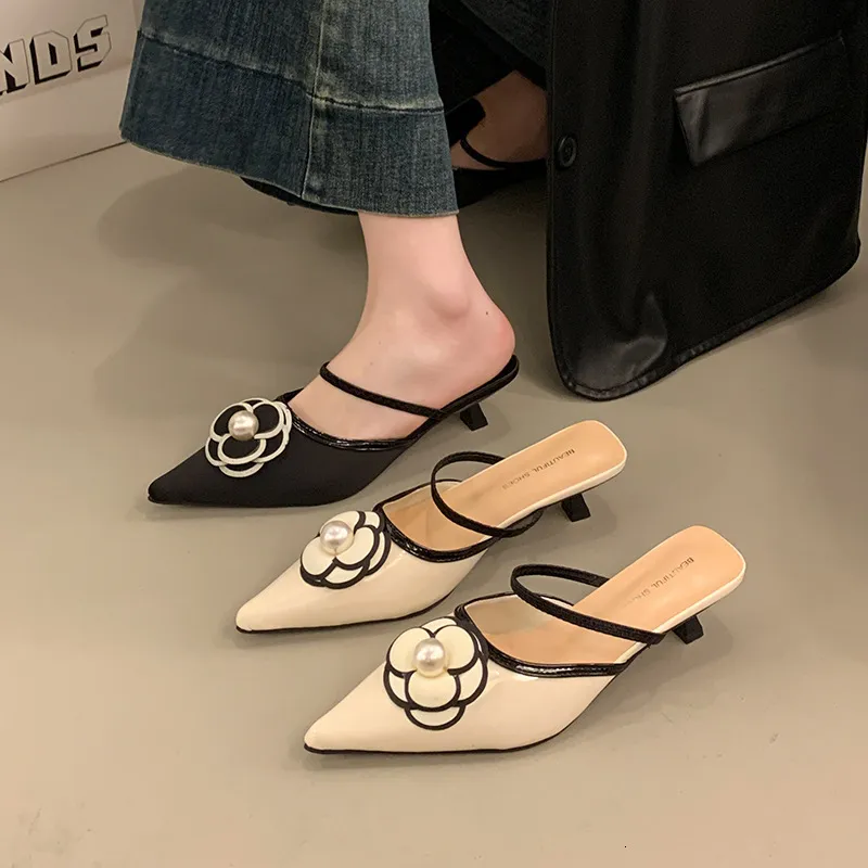 Mules da donna alla moda con accenti di perle, design a punta con tacco basso, soletta imbottita morbida per il tragitto quotidiano e per un look elegante._voghion.com