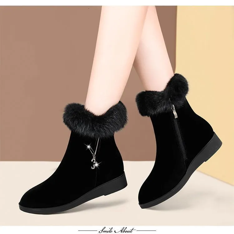 Bottes d'hiver plates en daim résistant à la neige, doublées de fourrure et ornées de strass, disponibles en plusieurs couleurs. Elles sont idéales pour affronter le froid. Disponibles en plusieurs couleurs, elles sont chaudes et plates, avec une doublure en fourrure et des strass. Ces bottes sont parfaites pour l'hiver. Elles sont également antidérapantes et faciles à enfiler. Elles sont disponibles en plusieurs couleurs et peuvent être utilisées pour des bottes d'hiver confortables et chaudes, avec une doublure chaude et des strass. Elles sont également disponibles en plusieurs couleurs. Idéales pour les_voghion.com