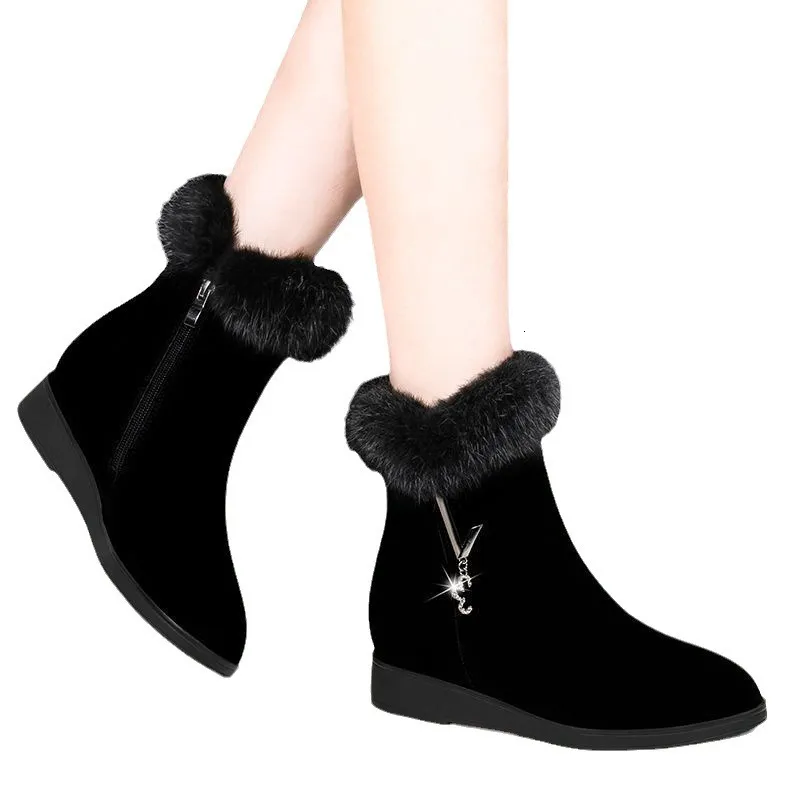 Bottes d'hiver plates en daim résistant à la neige, doublées de fourrure et ornées de strass, disponibles en plusieurs couleurs. Elles sont idéales pour affronter le froid. Disponibles en plusieurs couleurs, elles sont chaudes et plates, avec une doublure en fourrure et des strass. Ces bottes sont parfaites pour l'hiver. Elles sont également antidérapantes et faciles à enfiler. Elles sont disponibles en plusieurs couleurs et peuvent être utilisées pour des bottes d'hiver confortables et chaudes, avec une doublure chaude et des strass. Elles sont également disponibles en plusieurs couleurs. Idéales pour les_voghion.com