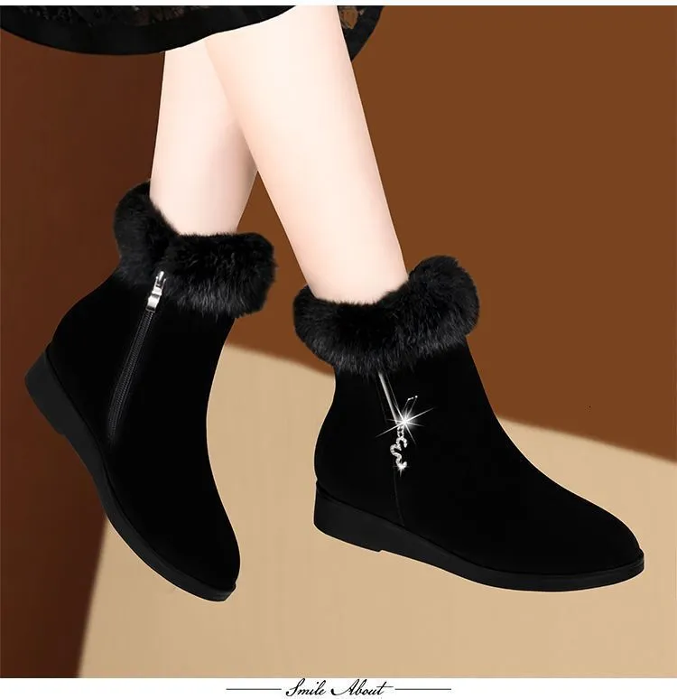 Bottes d'hiver plates en daim résistant à la neige, doublées de fourrure et ornées de strass, disponibles en plusieurs couleurs. Elles sont idéales pour affronter le froid. Disponibles en plusieurs couleurs, elles sont chaudes et plates, avec une doublure en fourrure et des strass. Ces bottes sont parfaites pour l'hiver. Elles sont également antidérapantes et faciles à enfiler. Elles sont disponibles en plusieurs couleurs et peuvent être utilisées pour des bottes d'hiver confortables et chaudes, avec une doublure chaude et des strass. Elles sont également disponibles en plusieurs couleurs. Idéales pour les_voghion.com