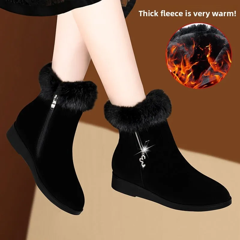 Bottes d'hiver plates en daim résistant à la neige, doublées de fourrure et ornées de strass, disponibles en plusieurs couleurs. Elles sont idéales pour affronter le froid. Disponibles en plusieurs couleurs, elles sont chaudes et plates, avec une doublure en fourrure et des strass. Ces bottes sont parfaites pour l'hiver. Elles sont également antidérapantes et faciles à enfiler. Elles sont disponibles en plusieurs couleurs et peuvent être utilisées pour des bottes d'hiver confortables et chaudes, avec une doublure chaude et des strass. Elles sont également disponibles en plusieurs couleurs. Idéales pour les_voghion.com