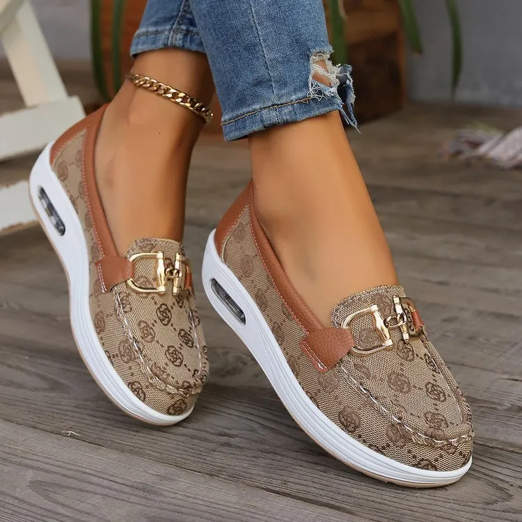 Mocasines casuales marrones con estampado de monograma para mujer, hebilla metálica y suela con amortiguación de aire para mayor comodidad durante todo el día. Ideales para el día a día._voghion.com