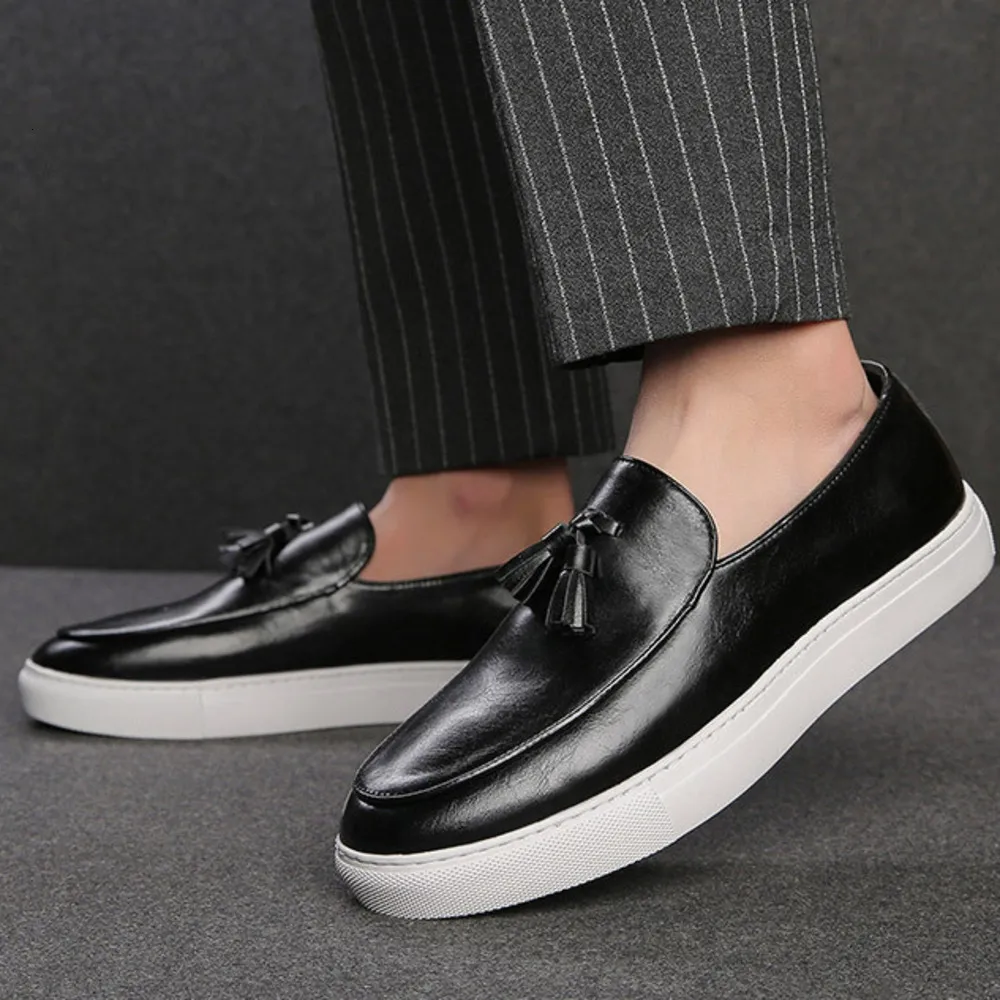 Schwarze Herren-Sneaker aus Leder mit Quasten, Slipper zum Hineinschlüpfen, elegante Schuhe mit weißer Sohle, Hybrid-Business-Casual-Sneaker_voghion.com