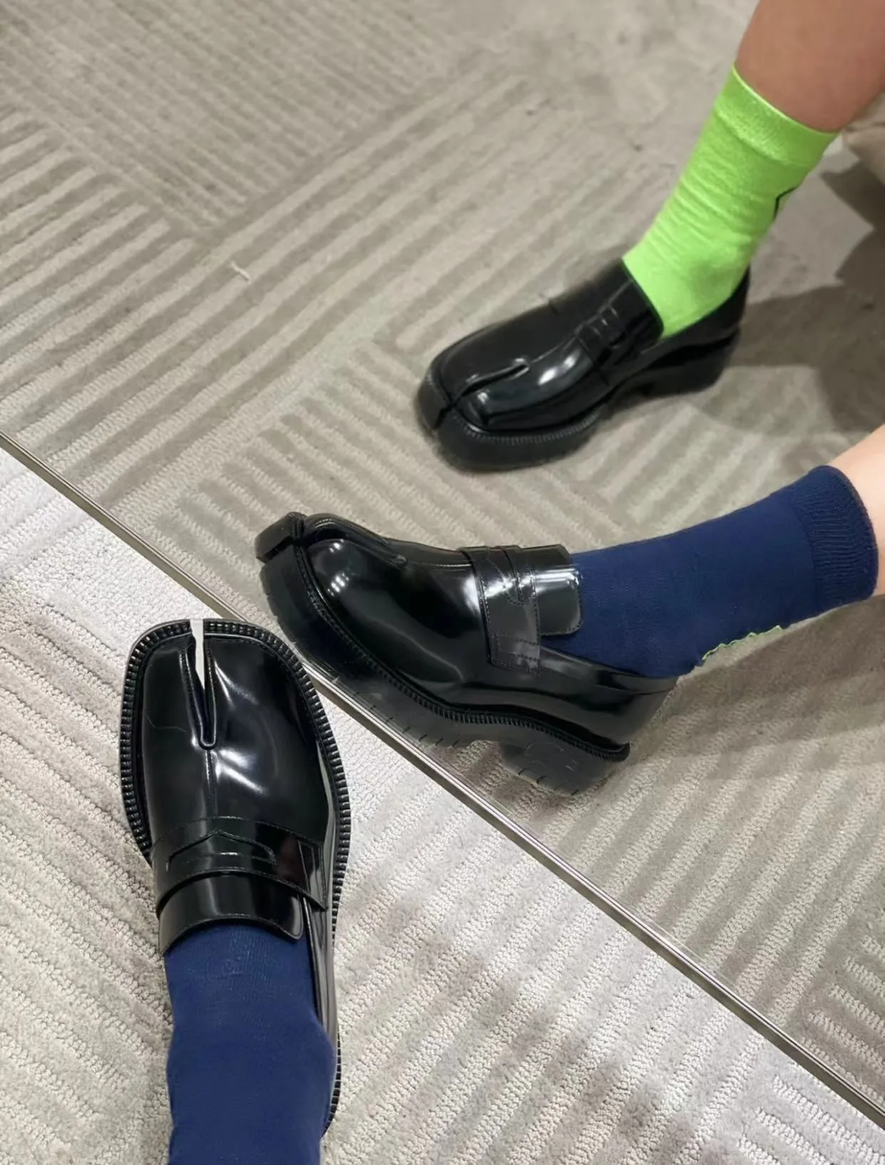 Schwarze Damen Slipper Mit Schlitz Aus Lackleder Für Das Büro_voghion.com