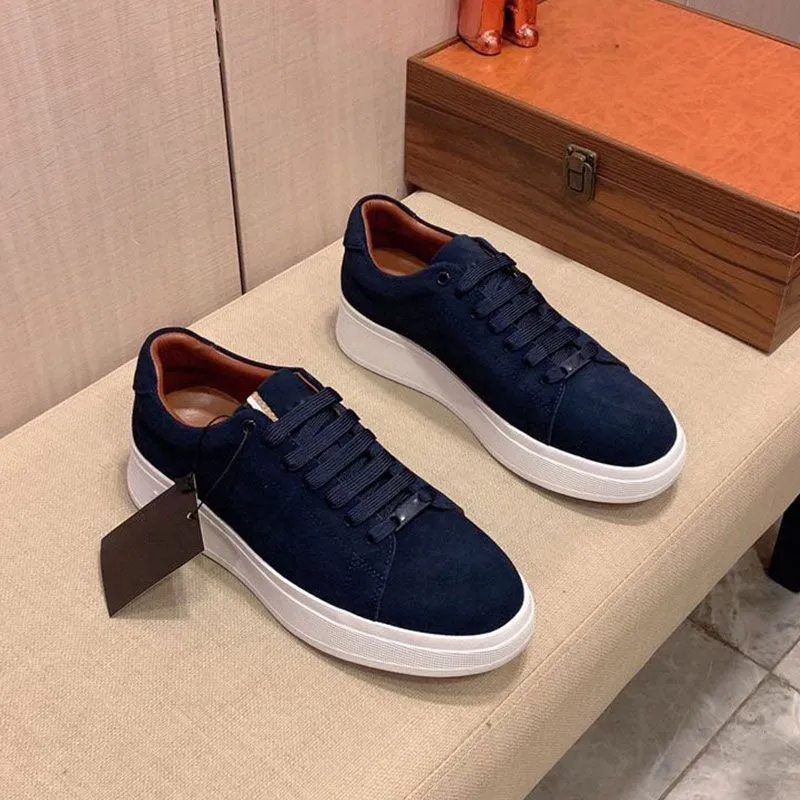 Marineblaue Wildleder-Plateau-Sneaker für Herren mit Schnürung – ideal für smarte Freizeitkleidung im Büro_voghion.com