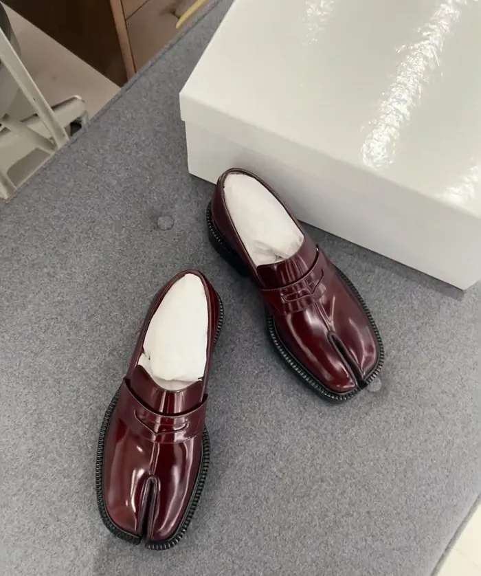 Schwarze Damen Slipper Mit Schlitz Aus Lackleder Für Das Büro_voghion.com