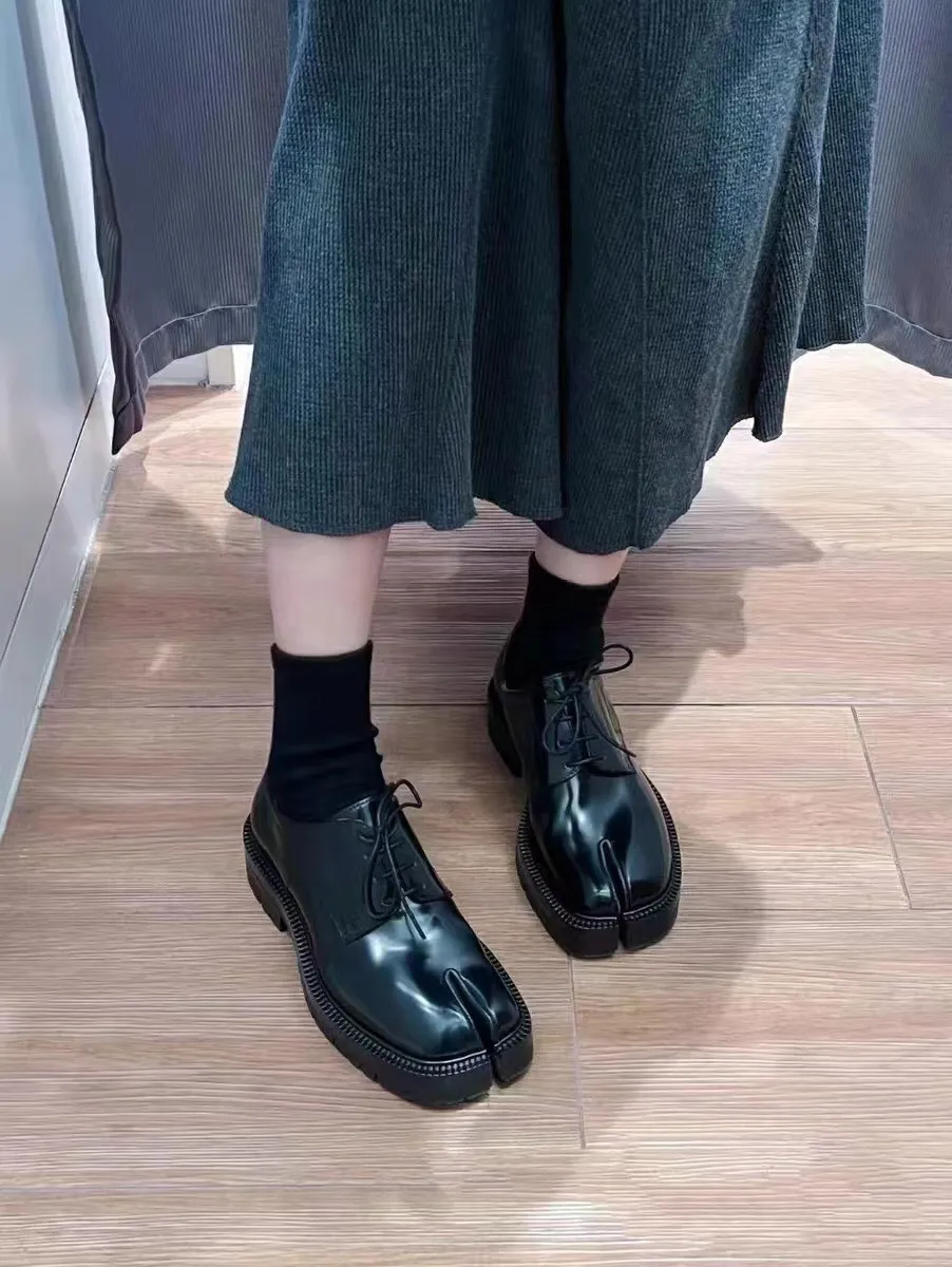Schwarze Damen Slipper Mit Schlitz Aus Lackleder Für Das Büro_voghion.com