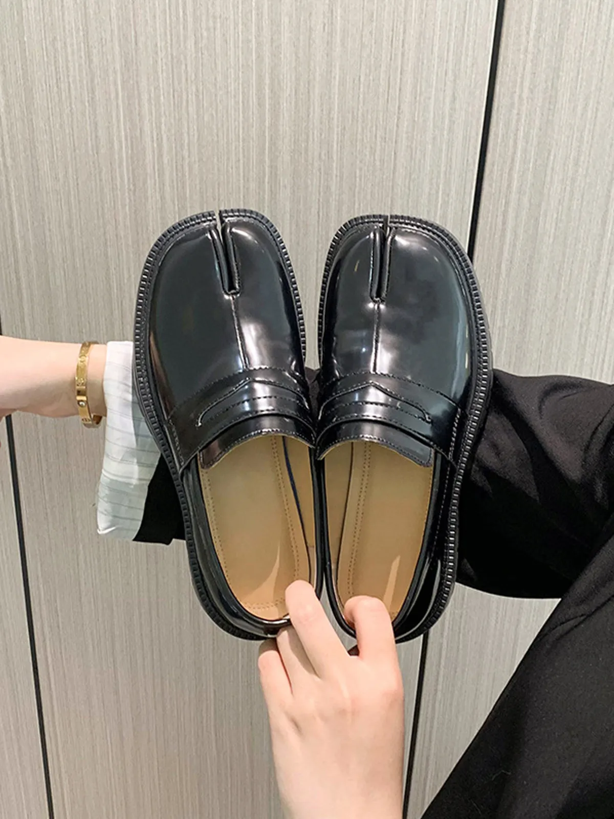 Schwarze Damen Slipper Mit Schlitz Aus Lackleder Für Das Büro_voghion.com