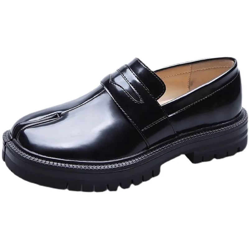 Schwarze Damen-Loafer mit geteilter Zehenpartie aus Lackleder – für einen eleganten Freizeitlook im Büro oder Alltag_voghion.com