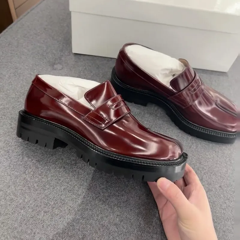 Schwarze Damen Slipper Mit Schlitz Aus Lackleder Für Das Büro_voghion.com