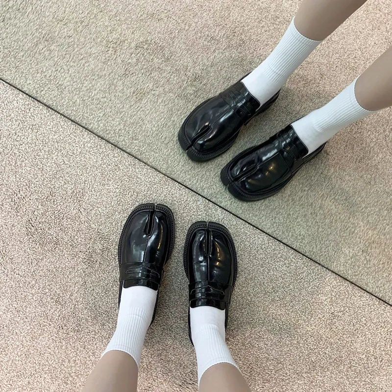 Schwarze Damen Slipper Mit Schlitz Aus Lackleder Für Das Büro_voghion.com