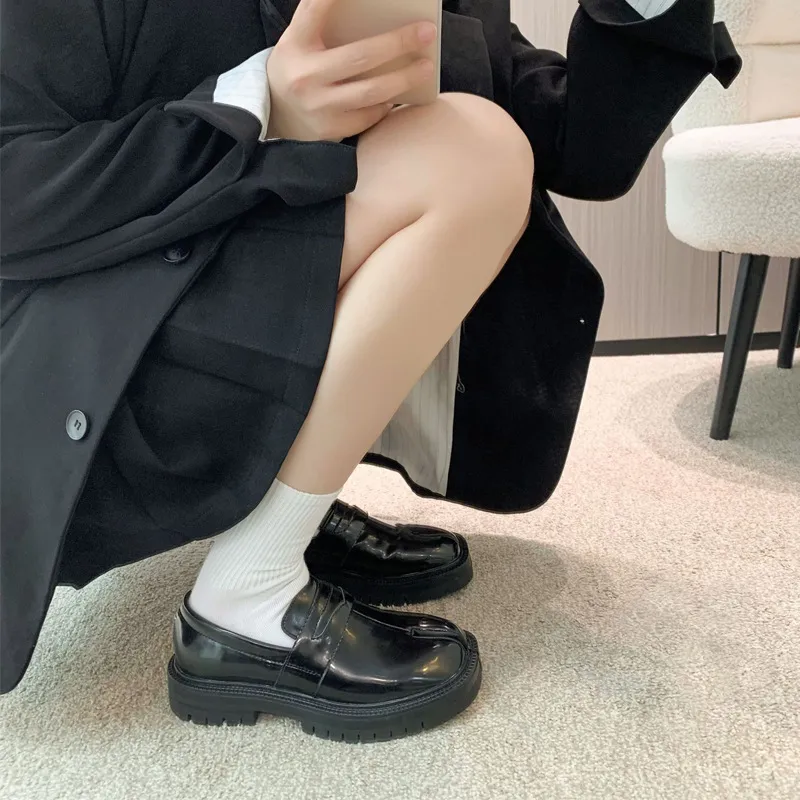 Schwarze Damen-Loafer mit geteilter Zehenpartie aus Lackleder – für einen eleganten Freizeitlook im Büro oder Alltag_voghion.com