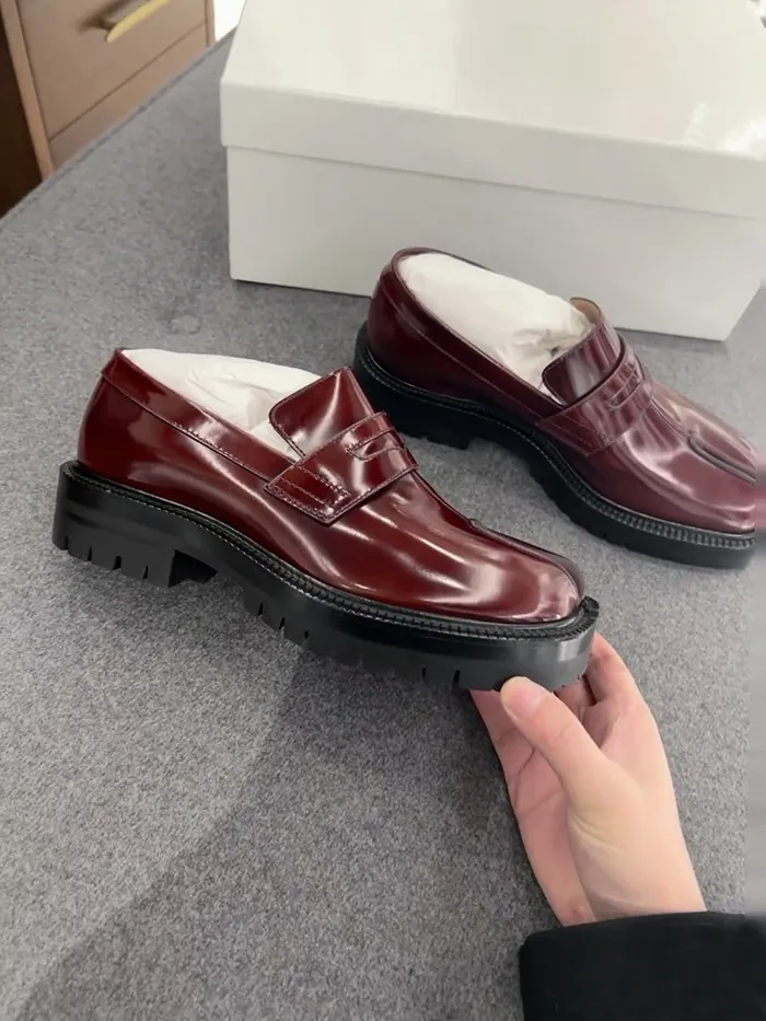 Schwarze Damen Slipper Mit Schlitz Aus Lackleder Für Das Büro_voghion.com