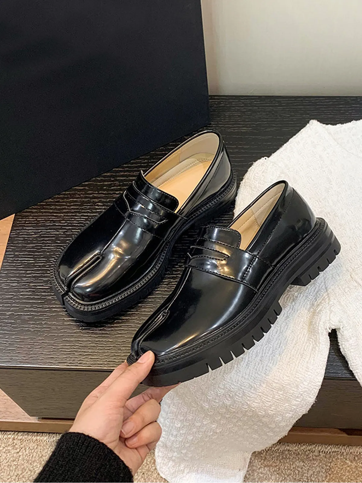 Schwarze Damen Slipper Mit Schlitz Aus Lackleder Für Das Büro_voghion.com