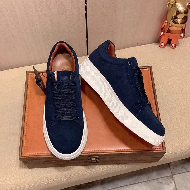 Marineblaue Wildleder-Plateau-Sneaker für Herren mit Schnürung – ideal für smarte Freizeitkleidung im Büro_voghion.com
