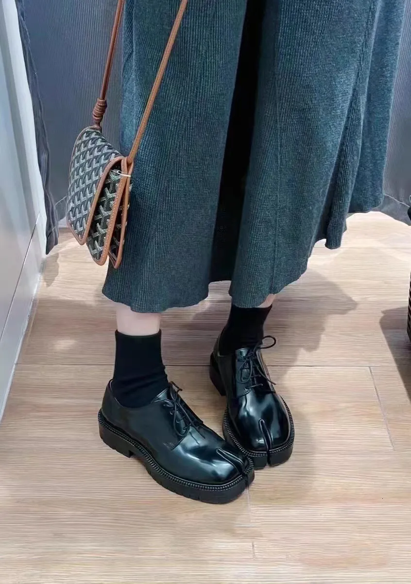 Schwarze Damen Slipper Mit Schlitz Aus Lackleder Für Das Büro_voghion.com