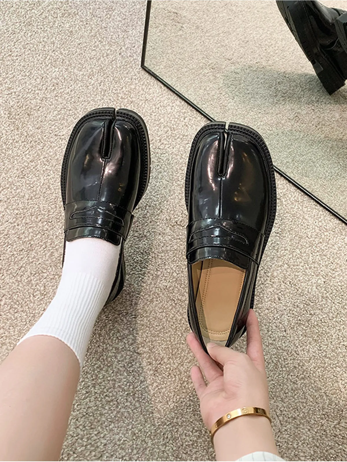 Schwarze Damen Slipper Mit Schlitz Aus Lackleder Für Das Büro_voghion.com