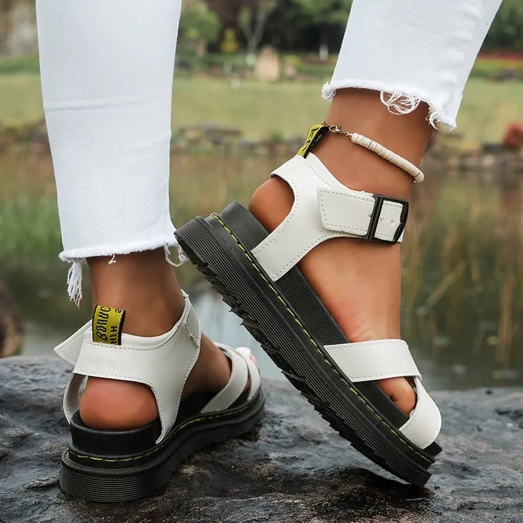 Women’s Thick Soled Flat Sandals Roman Style Beach Buckle Shoes_voghion.com