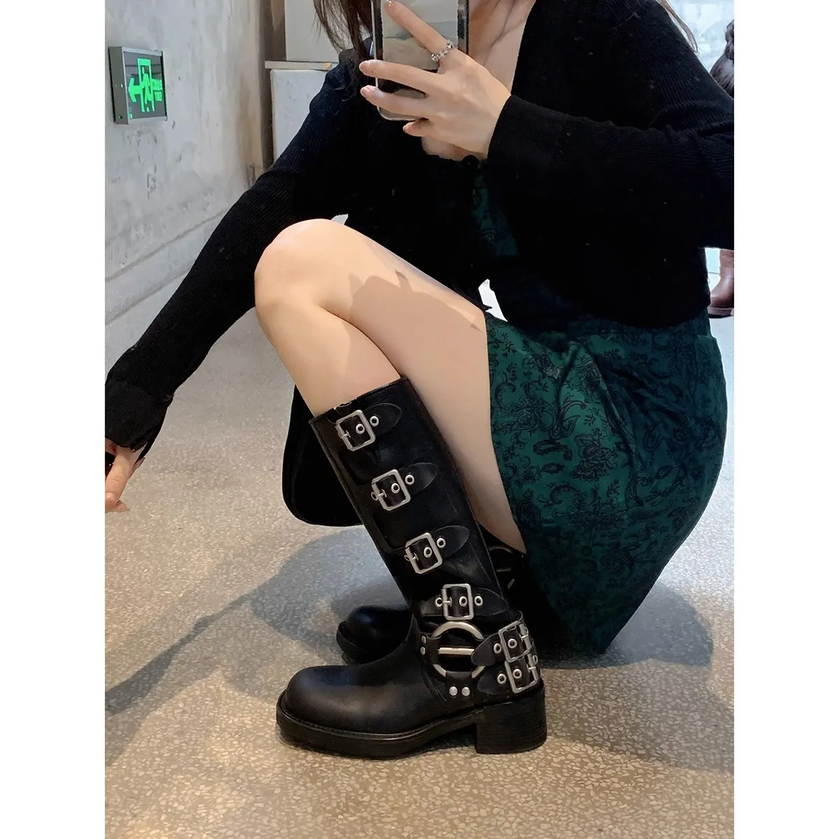 Dames bruine leren laarzen met gespband, middelhoge schacht en stevige blokhak, western bikerstijl, antislip, punk streetstyle_voghion.com