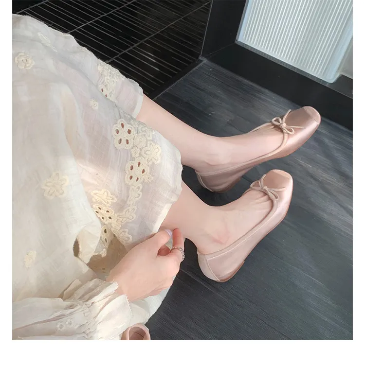 Sommerliche Komfort-Ballerinas für Damen mit Schleife, eckiger Zehenpartie und weichem Leder._voghion.com