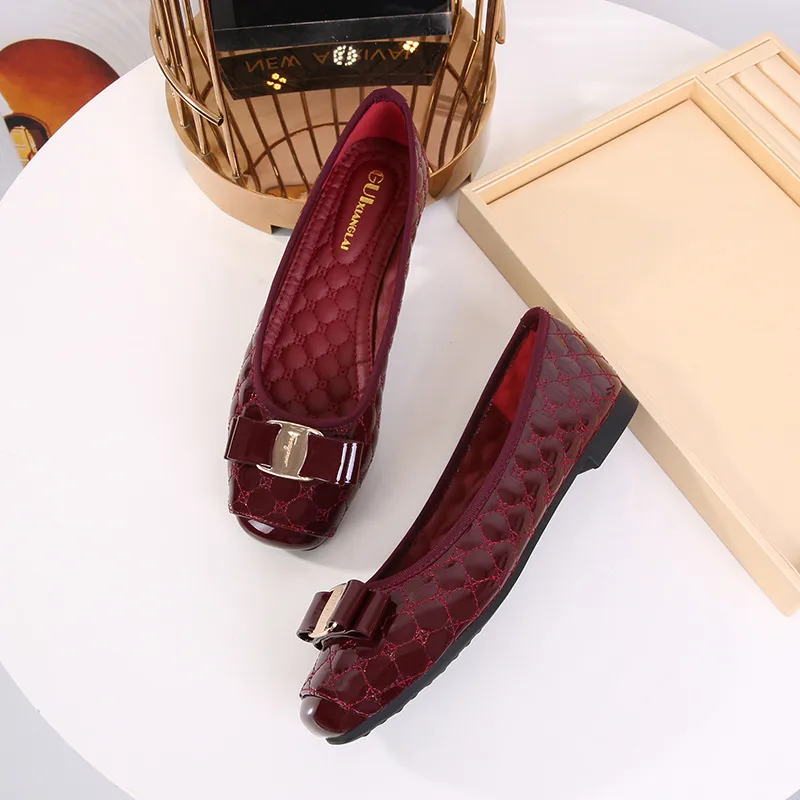 Schwarze, beige, burgunderrote, gesteppte, rutschfeste Lackleder-Ballerinas mit Schleife und eckiger Zehenpartie_voghion.com