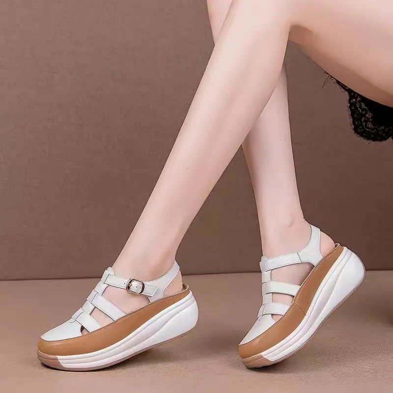 Weiße und beige Plateau-Sandalen im Gladiator-Stil für Damen mit Knöchelriemen, geschlossener Zehenpartie und Keilabsatz – bequem und lässig für den Sommer._voghion.com