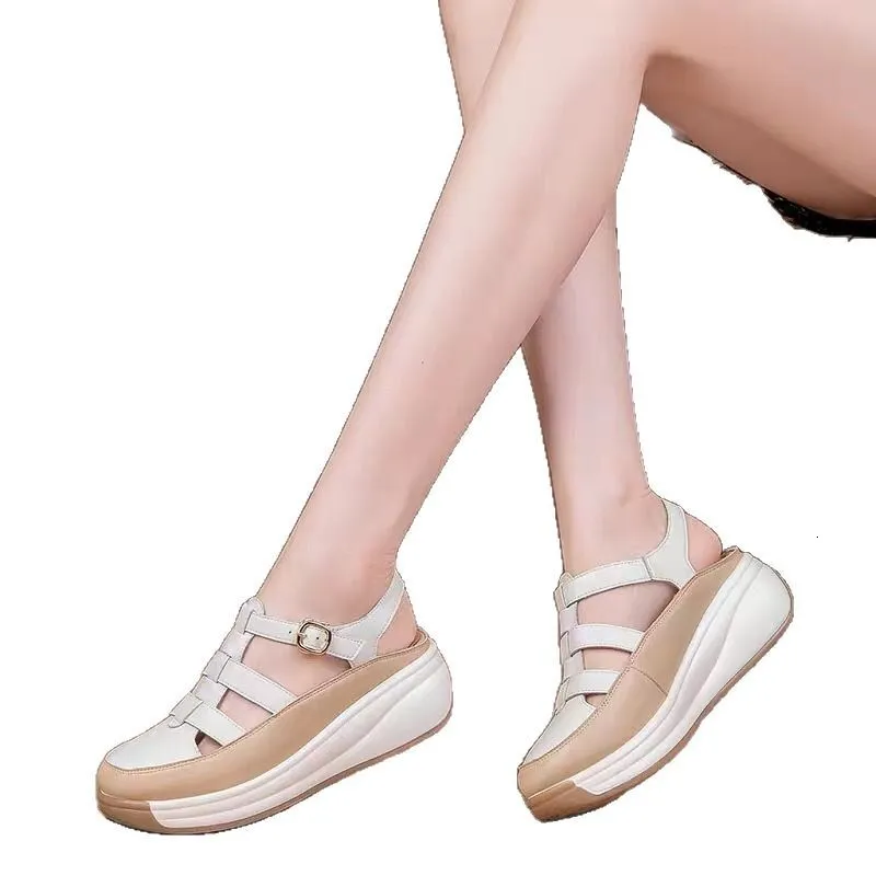 Weiße und beige Plateau-Sandalen im Gladiator-Stil für Damen mit Knöchelriemen, geschlossener Zehenpartie und Keilabsatz – bequem und lässig für den Sommer._voghion.com