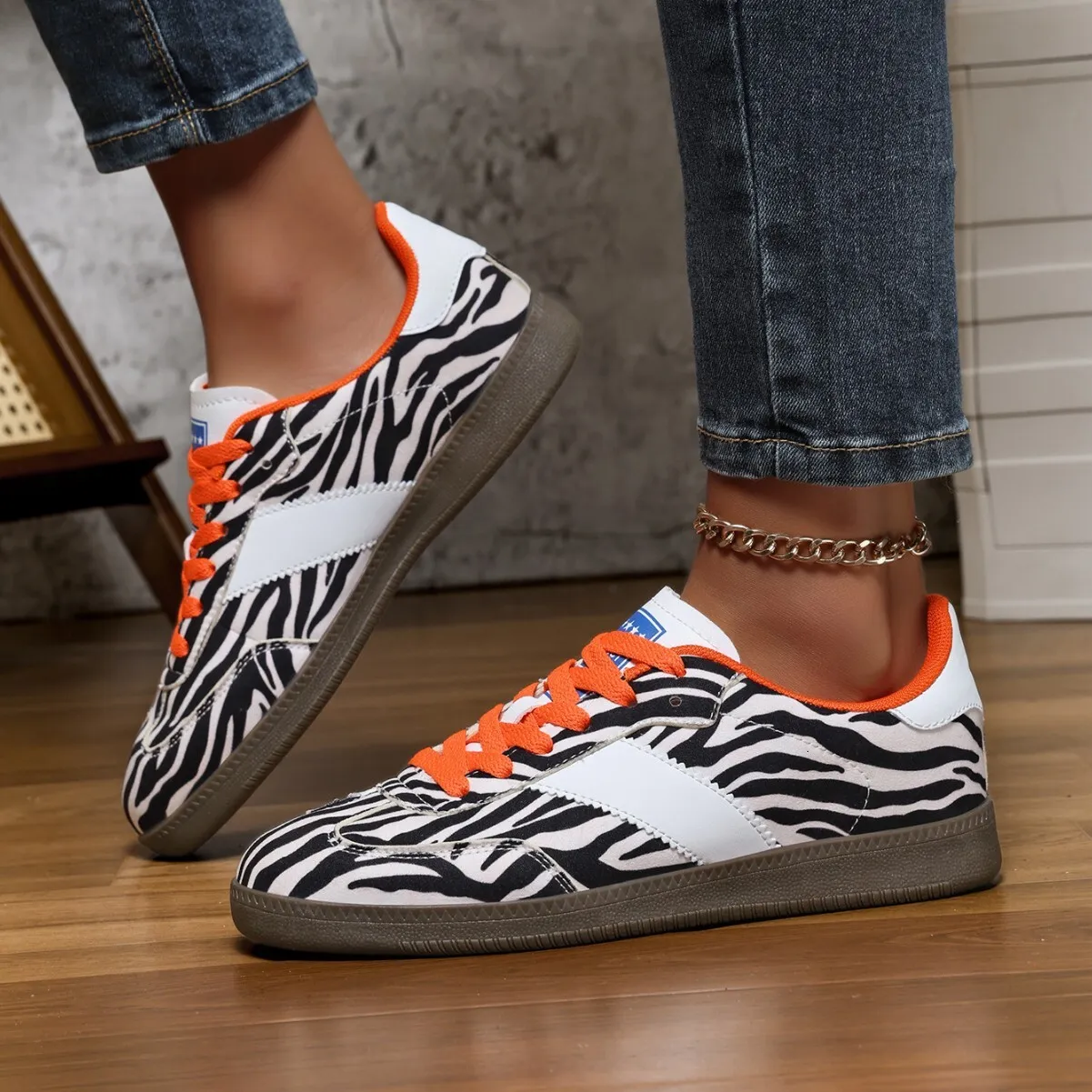 Retro-Sneaker für Damen mit Zebramuster, orangefarbenen, rutschfesten Schnürsenkeln und Gummisohle – perfekt für lässigen Streetstyle und den Alltag._voghion.com