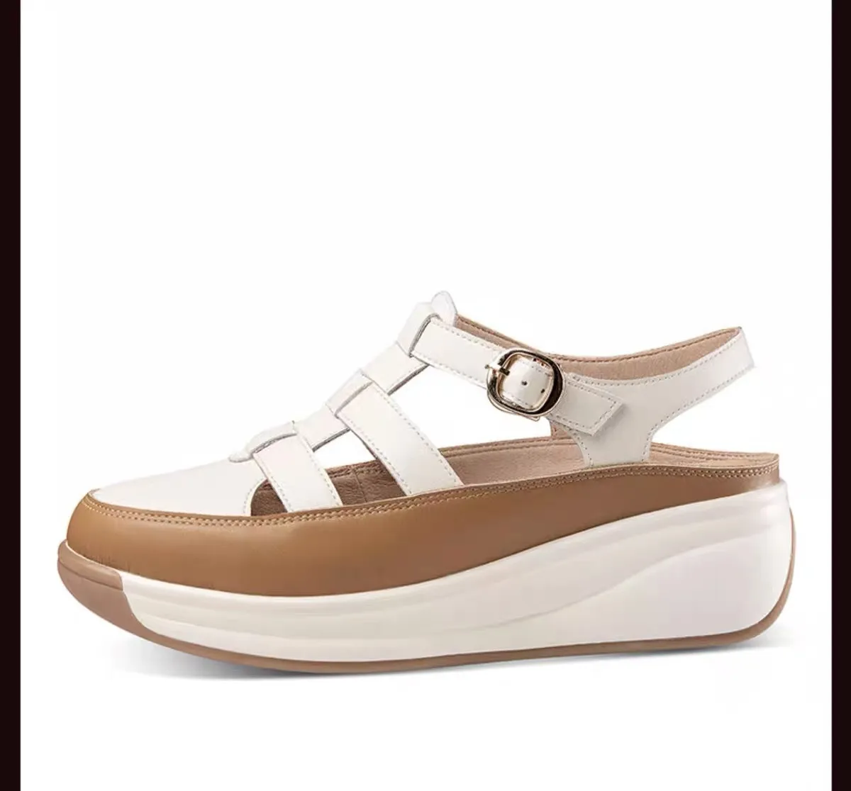 Weiße und beige Plateau-Sandalen im Gladiator-Stil für Damen mit Knöchelriemen, geschlossener Zehenpartie und Keilabsatz – bequem und lässig für den Sommer._voghion.com