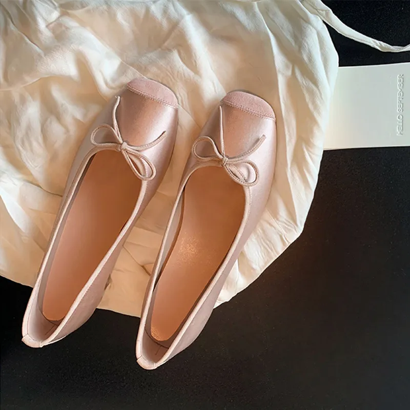 Sommerliche Komfort-Ballerinas für Damen mit Schleife, eckiger Zehenpartie und weichem Leder._voghion.com