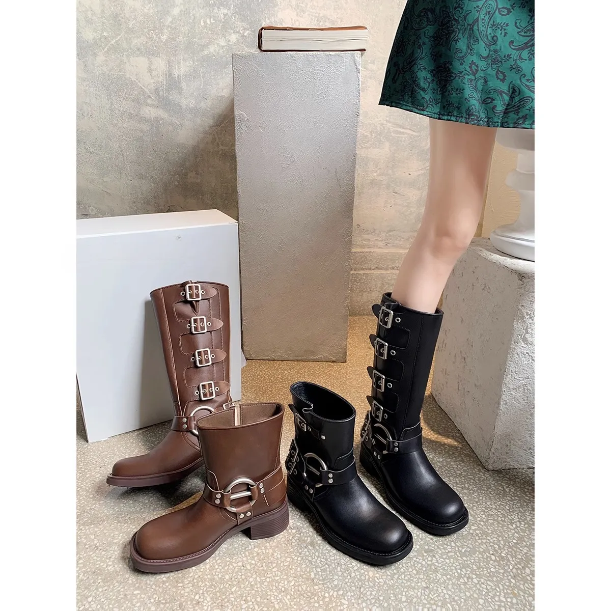 Dames bruine leren laarzen met gespband, middelhoge schacht en stevige blokhak, western bikerstijl, antislip, punk streetstyle_voghion.com