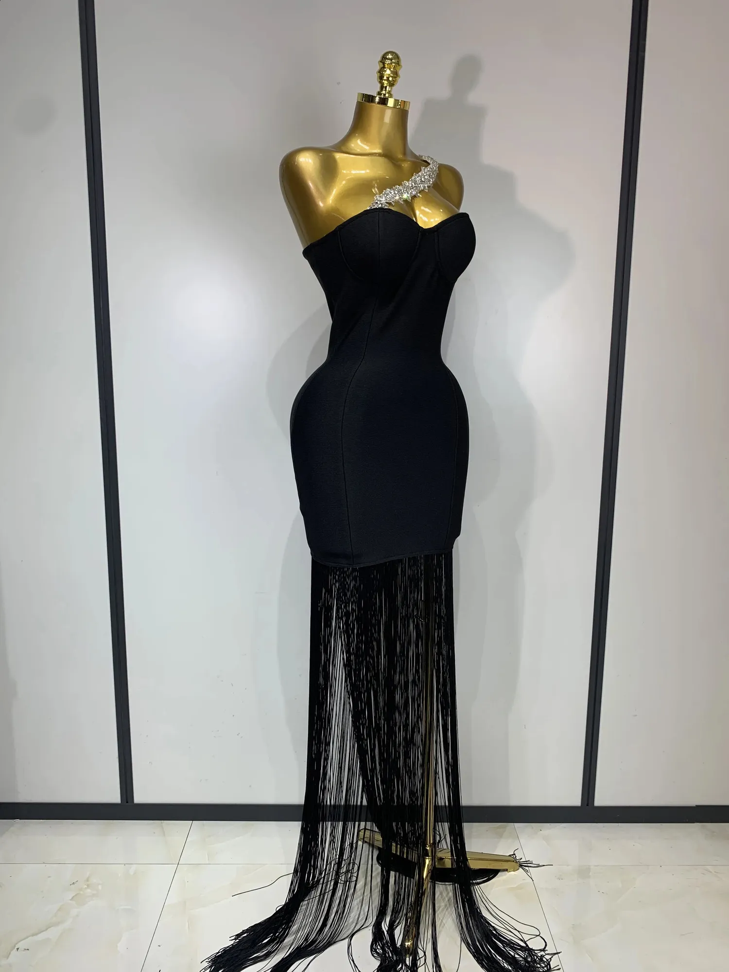 black flowy mini dress BCBG MaxAzria with Puff Sleeves – SilkRoll This mini dress features Stephen Yearick Couture | Sizes:9m nala