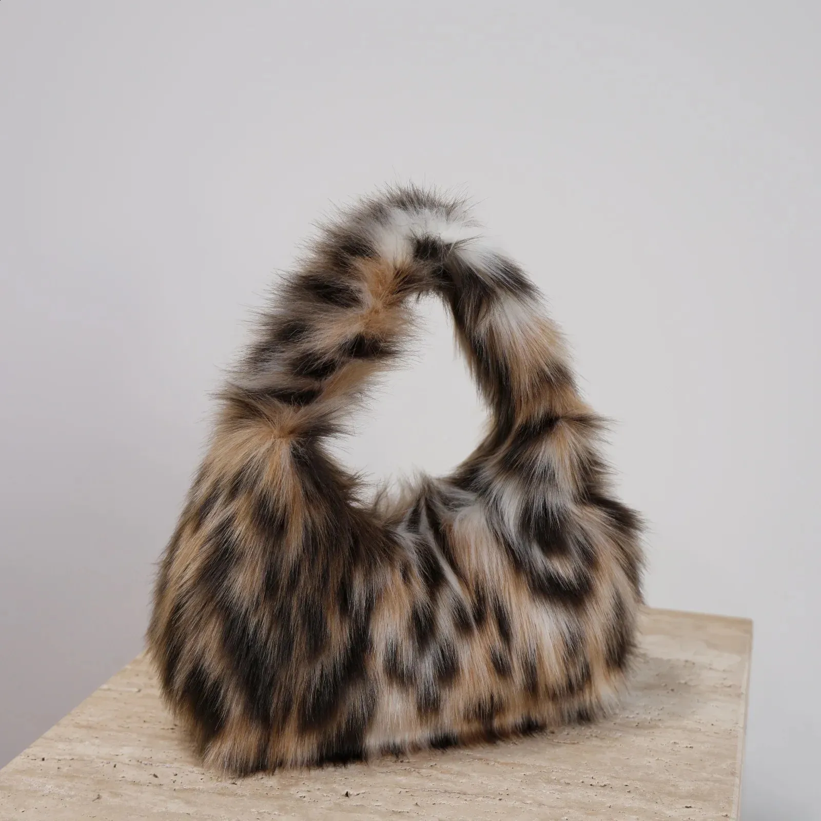 レディース Y2K darkwear gal leopard fur studs bag