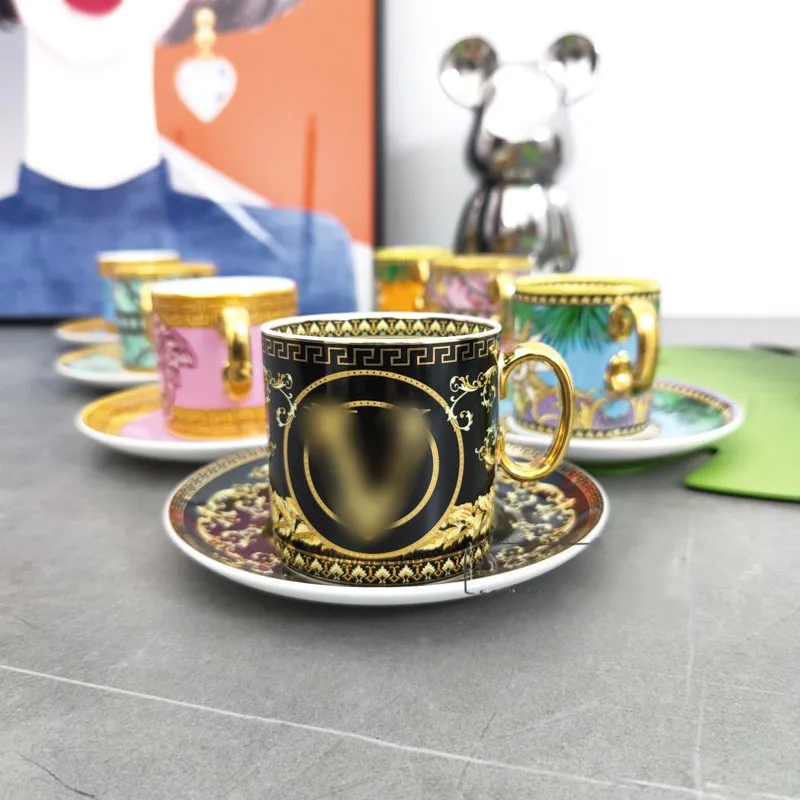 Luxus-Porzellan-Designer-Goldbecher-Kaffeetassen-Set, elegantes Teetassen-Set für Haushaltsküchengeschirr