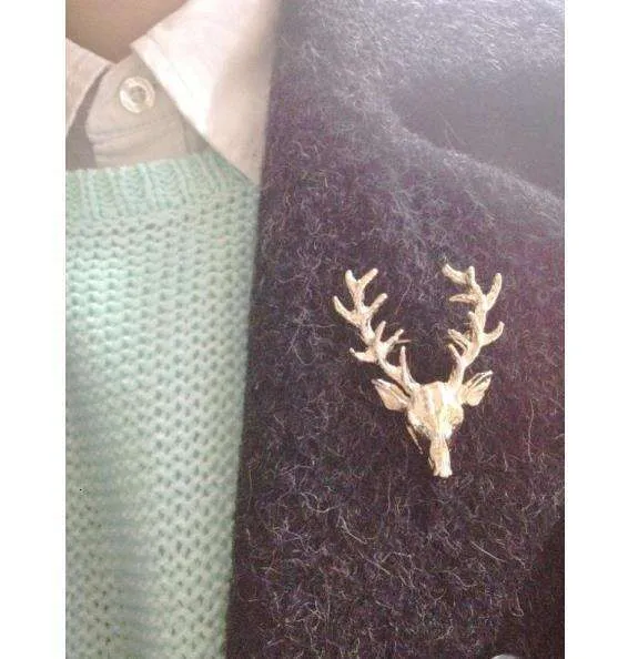 Elegante broche in de vorm van een hertenkop met gewei_voghion.com