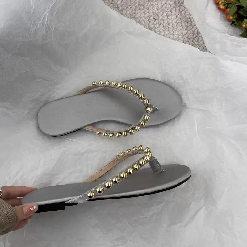 Chinelo de praia feminino com pérolas da moda, modelo sandália rasteira com tira no dedo, confortável e antiderrapante, ideal para uso externo._voghion.com
