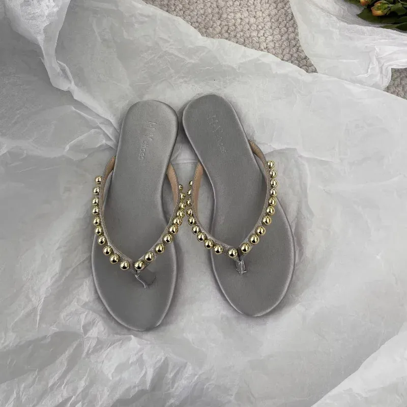 Chinelo de praia feminino com pérolas da moda, modelo sandália rasteira com tira no dedo, confortável e antiderrapante, ideal para uso externo._voghion.com